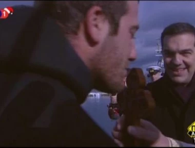 «Εσύ πρέπει να κρύωσες πολύ» – Η ατάκα του Αλέξη Τσίπρα στον άνδρα που έπιασε τον Σταυρό (βίντεο)